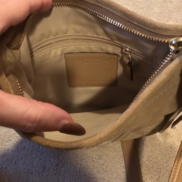 Vintage COACH tan suede crossbody purse Tassel/hang tag Bag - Picture 3 of 7